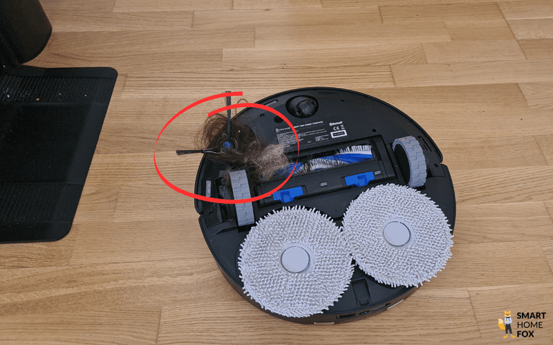 Haare haben sich um die Seitenbürste des DEEBOT T30S gewickelt.